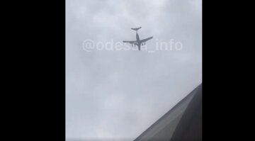 Одеситів налякав військовий літак, рідкісне відео: "пролетів прям над землею"
