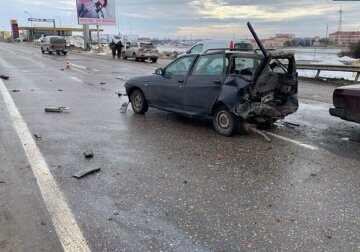 Подружжя потрапило в аварію на Об'їзній дорозі в Одесі, авто відкинуло на зустрічку: кадри масштабної ДТП