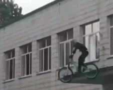 Школяр на велосипеді зістрибнув з даху на 1 вересня, кадри: все заради відео в TikTok