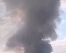 "Аж автобус ворушиться": потужні вибухи у Криму зняли зблизька, оголошено евакуацію