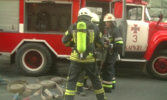 Пожары вспыхивают по Харькову и области, спасатели едва успевают тушить: подробности ЧП