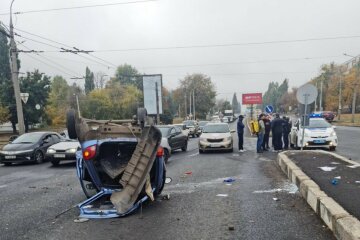 "Водій вилетів через лобове скло": у Харкові на мосту Ландау – серйозна ДТП, перші кадри