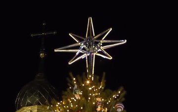 У Києві закінчили наряджати головну ялинку столиці: як виглядає новорічна красуня, фото