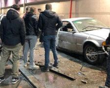 BMW на швидкості протаранило авто і влетіло у ТЦ у Києві, з'явилися фото: "Це просто капець..."