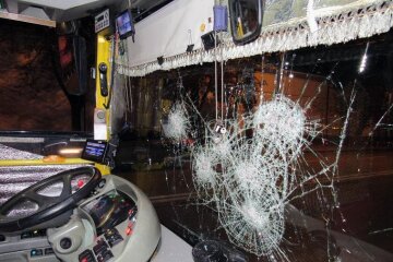 П'яні хлопці рознесли тролейбус і побили перехожих: кадри з місця НП у Києві