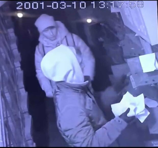 Харьковские подростки устроили "пожар" в подъезде и убежали, видео: "Пламя быстро распространилось и..."