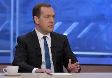 Безработицы нет, но вы держитесь: соцсети высмеяли заявление Медведева