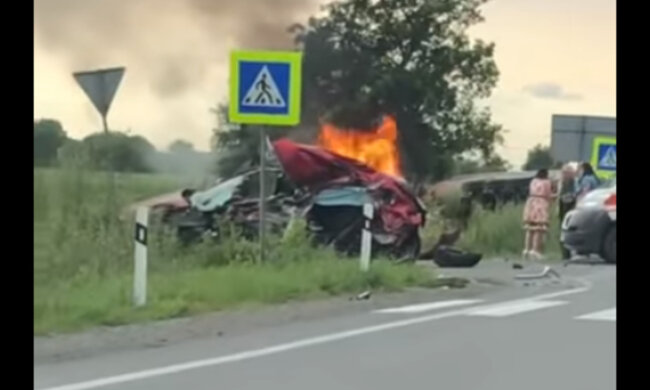 Відомий українець з дітьми розбився в ДТП, одна машина повністю зім'ята, інша згоріла: подробиці і кадри