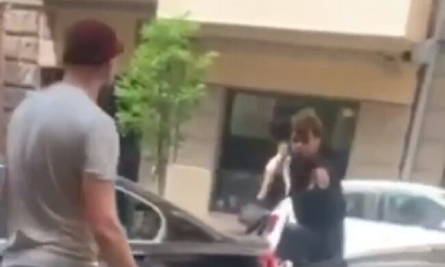 Неадекват з мачете накинувся на людей у центрі Києві: кадри події