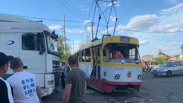 Фура протаранила трамвай з пасажирами всередині: перші кадри ДТП в Одесі