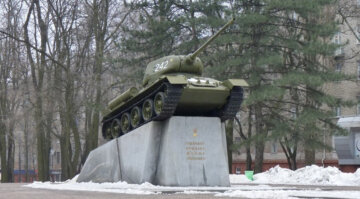 В центре Днепра решили убрать памятник "Танк": в чем причина