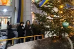 У Хмельницькому встановили ялинку на уламку ворожої ракети, кадри: "Символ нашої сили"