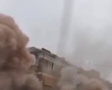 "Кровососи": потужні вибухи у житловому будинку потрапили на відео, у небо піднявся стовп диму