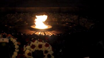 Особистий "пункт незламності": чоловік у Києві вирішив погрітися біля вічного вогню, відео