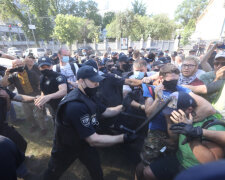 Митинг под Радой перерос в беспорядки: полиция вступила в схватку с протестующими, кадры беспредела