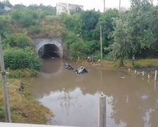 Наслідки зливи в Одесі показали на відео: "Перекинулася і потонула вантажівка"