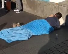 Жена выгнала мужа-изменника спать на улице