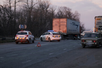 Трагічна ДТП з вантажівкою під Дніпром: кадри з місця подій