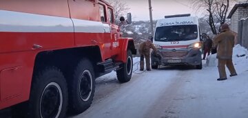 Швидка допомога з пацієнтом застрягла в снігу під Харковом, примчали рятувальники: відео НП