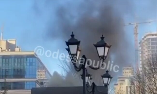 Пожар охватил ресторан в Одессе, клубы черного дыма видны издалека: видео ЧП