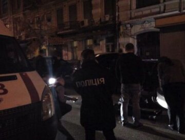 Мужчина в центре Киева угрожает взорвать кафе: первые подробности происходящего