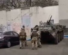 Масштабна спецоперація в Україні, людей витягують з машин: очевидці злили кадри