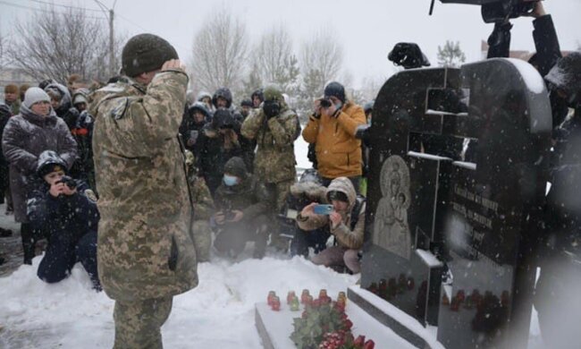 Представители Нацкорпуса почтили павших в 2015 году во время обстрела микрорайона Мариуполя