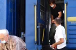 "Укрзалізниця" довела пасажирів до бунту, гримить скандал: "запропонували вийти в годину ночі...."