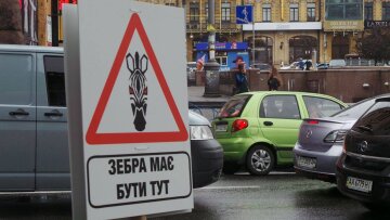 На Бессарабке установили пешеходный переход на заборе (фото)