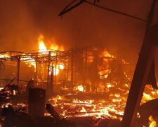 Сильна пожежа охопила бази відпочинку в Затоці, є постраждалі: кадри з місця НП