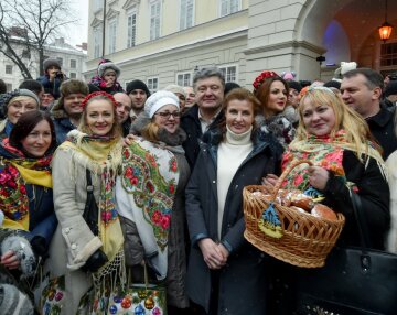 Президент с семьей посетил ярмарку “Рождественское село” во Львове (фото)