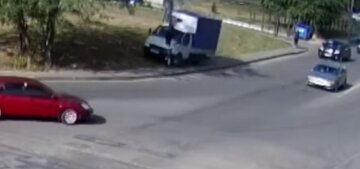 Руйнівна ДТП в Одесі, відео: "вантажівку винесло на тротуар і..."