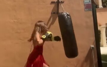 Гаряча брюнетка знищила боксерську грушу, відео: "З такою краще не сваритися"