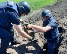 Харьковчанин на собственном огороде нашел 163 снаряда, кадры: слетелись спасатели