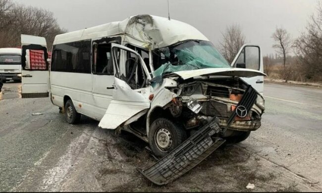 Автобус з пасажирами зіткнувся з вантажівкою під Дніпром: кадри масштабної ДТП