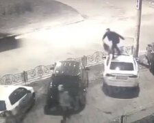 Неадекват влаштував переполох у Києві: "бігав по дахах авто", відео божевілля