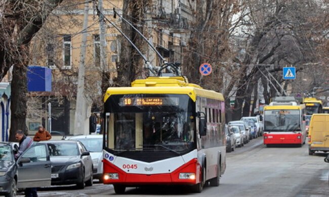ЧП в троллейбусе Одессы: пассажиров засыпало стеклом, кадры