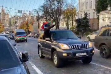 В Киеве празднуют прекращение конфликта в Карабахе, видео: "проехались по столичным улицам с..."