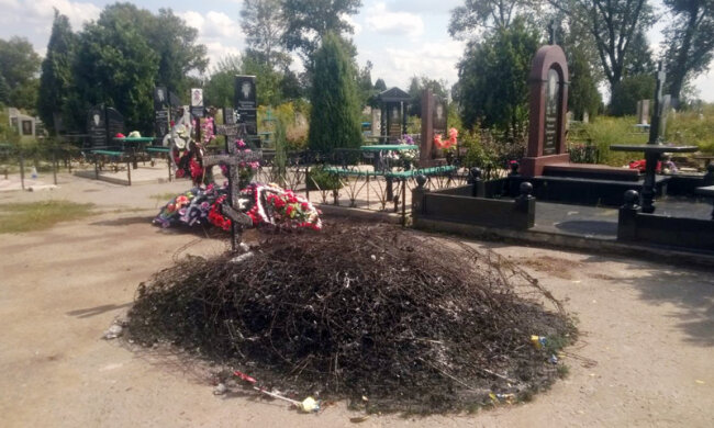 Нелюди сожгли могилу воина АТО (фото)
