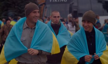 "Солнце, я дома, я в Украине": появилось трогательное видео возвращения из плена украинских пограничников
