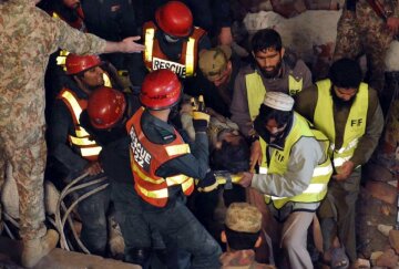 обрушение крыши завода в Пакистане