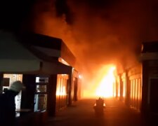 Пламя охватило магазин, уничтожено помещение: кадры с места ЧП