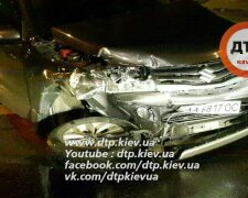 Аварія в Києві: автомобілі зіткнулися в лобову (відео)