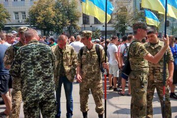 Мерію Львова пікетують бійці АТО і противники сміттєзвалища (фото)