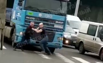 У Києві водії влаштували бійку прямо на проїжджій частині: "Куди ж без файта на дорозі?"