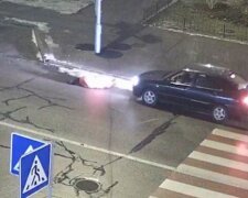 В Киеве машина на скорости сбила женщину на пешеходном переходе: видео момента ДТП