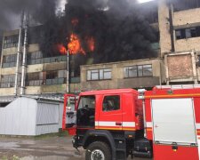 Пожежа з вибухами на фабриці, їдкий дим накрив пів міста: кадри НП і термінова заява рятувальників
