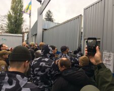 Матір загиблого АТОвця грубо принизили, у Києві бунт