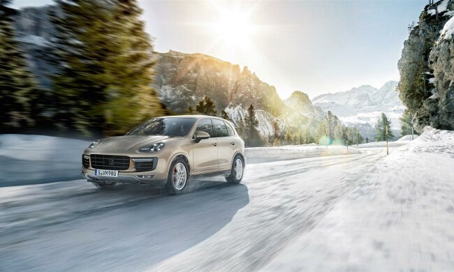 Мама на Porsche, бабушка на Toyota: как живут родственницы чиновницы из ГМС