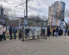 Локдаун в Одессе: жителей заставили выстроиться в огромные очереди на остановках, кадры
